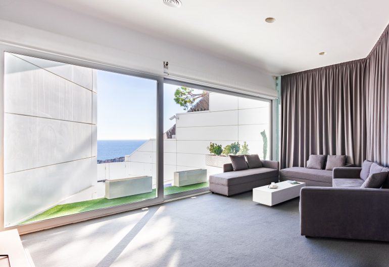 salon avec 3 canapés avec vue mer
