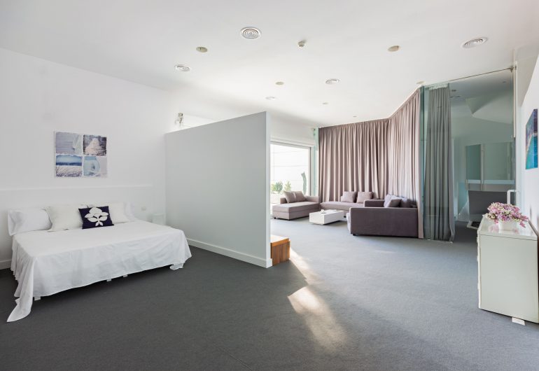 Chambre séparée de salon
