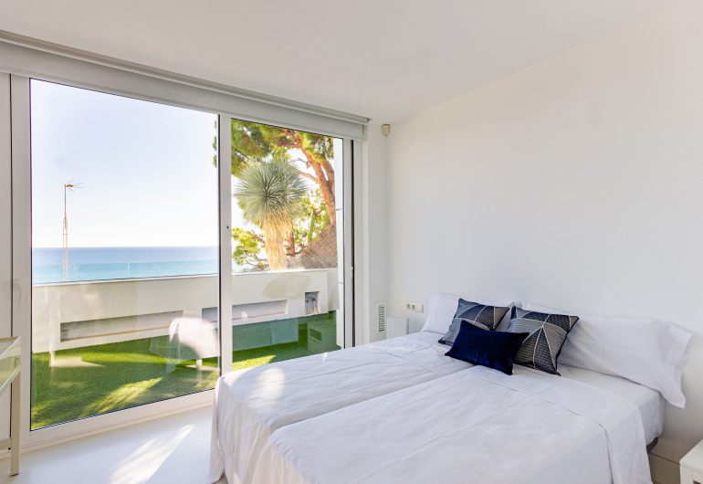 Lit double avec vue sur la mer