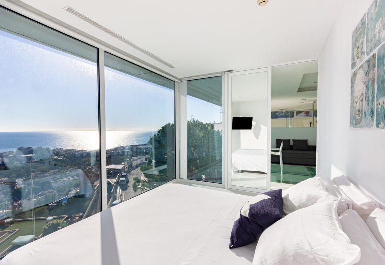 Grand lit double avec vue la mer