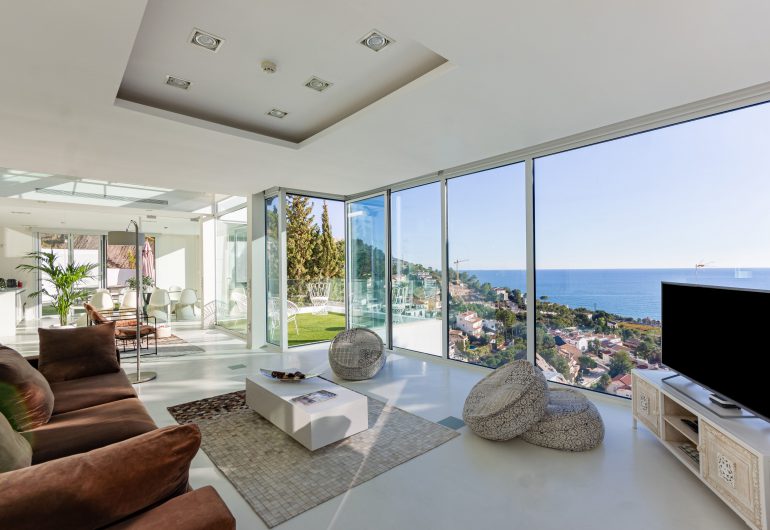 Salon avec canapé et télévision avec vue mer