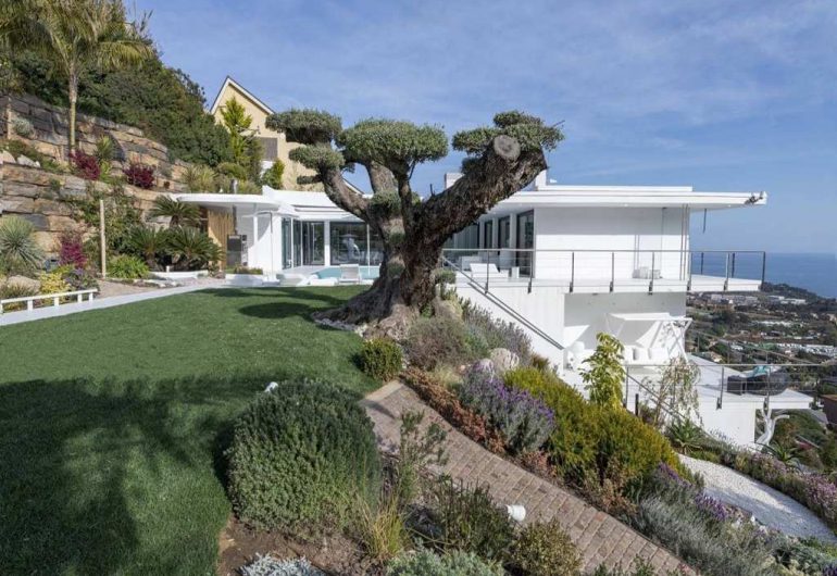 Villa blanche avec vue sur la mer