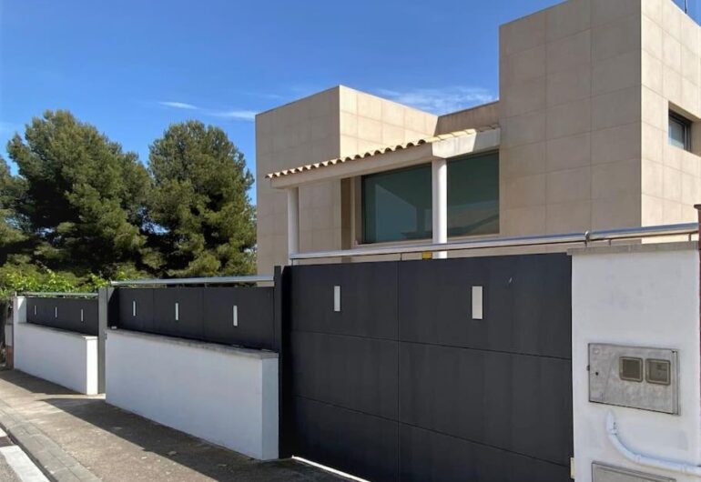Villa vacacional con piscina en Calafell