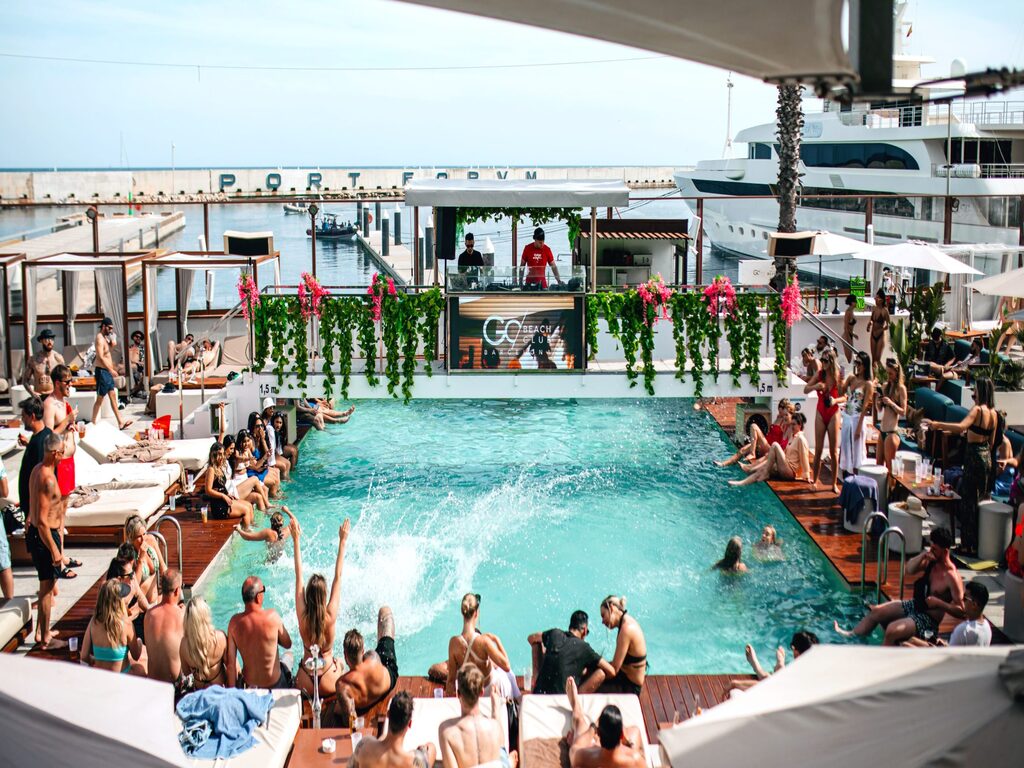 Clubs en la playa de Barcelona con restaurantes