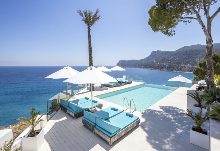 Villa de lujo en Ibiza con vistas al mar cerca de la playa