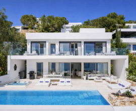 Alquiler de villa de lujo vacacional en Ibiza con vistas al mar