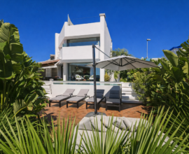 Villa vacacional de lujo en ibiza con jacuzzi y terrazas privadas