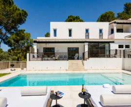 Villa para vacaciones privadas de lujo en Ibiza con piscina