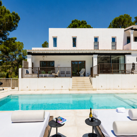 Villa para vacaciones privadas de lujo en Ibiza con piscina